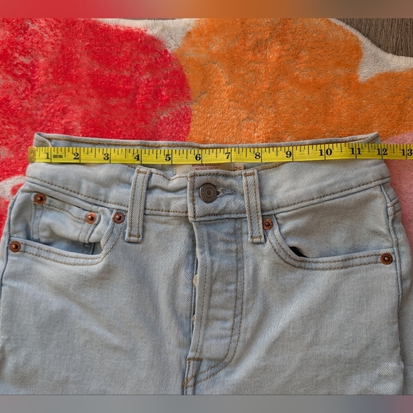 🖤 Levi's Light Blue Distressed Mom Jeans - Picture 3 of 4